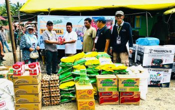 Ketua Umum YTI Ayub Suleman Pulungan bersama Pembina Ali Muda Siregar, serta Tim Peduli Bencana YTI, menyerahkan secara langsung bantuan kemanusiaan ke Kepala Desa Tolang Julu, Fuad Arrozi Daulay, untuk membantu memenuhi kebutuhan dasar para korban bencana alam di wilayah itu