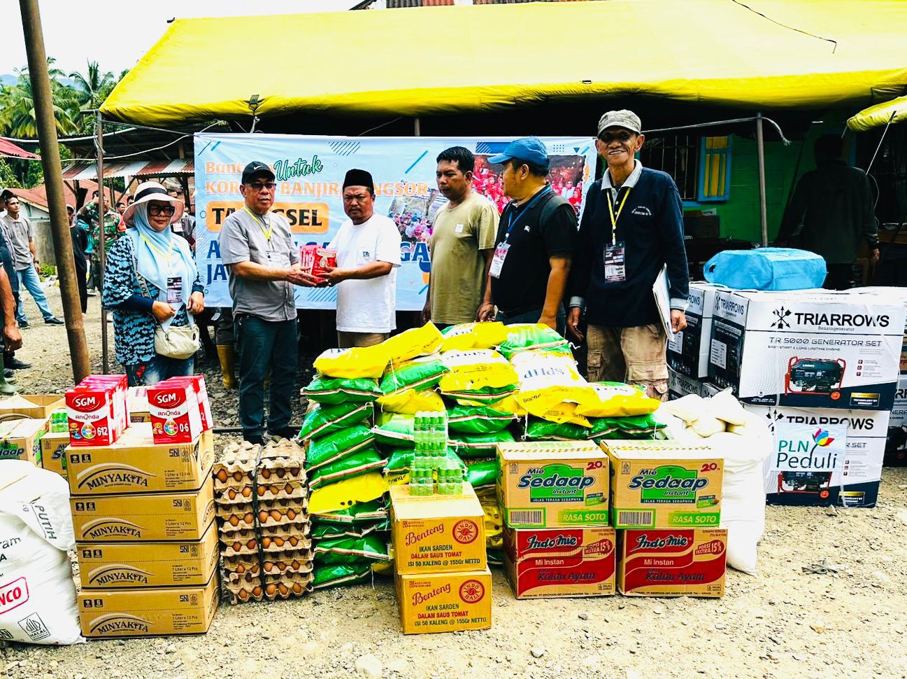Ketua Umum YTI Ayub Suleman Pulungan bersama Pembina Ali Muda Siregar, serta Tim Peduli Bencana YTI, menyerahkan secara langsung bantuan kemanusiaan ke Kepala Desa Tolang Julu, Fuad Arrozi Daulay, untuk membantu memenuhi kebutuhan dasar para korban bencana alam di wilayah itu