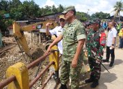 Wakil Panglima TNI, Jenderal TNI Tandyo Budi, didampingi Bupati Tapsel, Gus Irawan Pasaribu, beserta rombongan, saat meninjau lokasi terdampak bencana alam banjir bandang dan tanah longsor