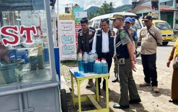 Kasat Reskrim Polres Padangsidimpuan, AKP H Naibaho, didampingi Ps Kanit II Ekonomi, Aipda Rajo Agus Putra Juli, beserta personel dari Dinas Kopperindag, PMPTSP, serta Satpol PP, saat memimpin monitoring dan pengecekan terhadap para penjual BBM eceran di wilayah hukumnya