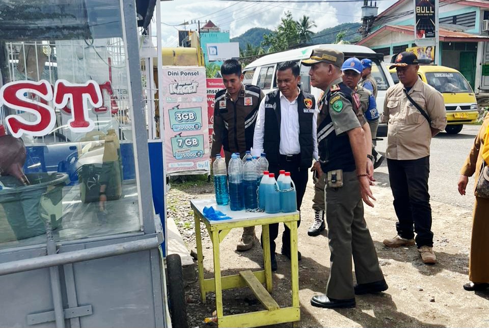 Kasat Reskrim Polres Padangsidimpuan, AKP H Naibaho, didampingi Ps Kanit II Ekonomi, Aipda Rajo Agus Putra Juli, beserta personel dari Dinas Kopperindag, PMPTSP, serta Satpol PP, saat memimpin monitoring dan pengecekan terhadap para penjual BBM eceran di wilayah hukumnya