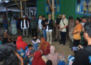 Bupati Tapsel Gus Irawan Pasaribu, bersama Wakil Bupati Jafar Syahbuddin Ritonga, anggota DPR RI Fraksi Gerindra Sabam Rajagukguk, Ketua DPC Gerindra Tapsel Abdul Basith Dalimunthe, Ketua DPC Gerindra Kota Padangsidimpuan Rusydi Nasution, serta Wakil Wali Kota Padangsidimpuan Harry Pahlevi Harahap, saat meninjau Posko Pengungsian di Desa Tolang Jae