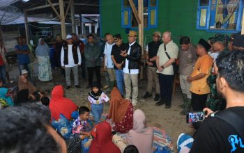 Bupati Tapsel Gus Irawan Pasaribu, bersama Wakil Bupati Jafar Syahbuddin Ritonga, anggota DPR RI Fraksi Gerindra Sabam Rajagukguk, Ketua DPC Gerindra Tapsel Abdul Basith Dalimunthe, Ketua DPC Gerindra Kota Padangsidimpuan Rusydi Nasution, serta Wakil Wali Kota Padangsidimpuan Harry Pahlevi Harahap, saat meninjau Posko Pengungsian di Desa Tolang Jae