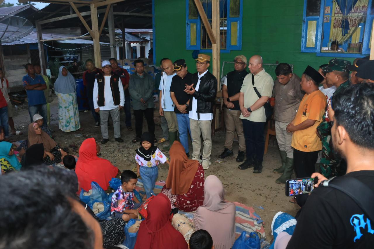 Bupati Tapsel Gus Irawan Pasaribu, bersama Wakil Bupati Jafar Syahbuddin Ritonga, anggota DPR RI Fraksi Gerindra Sabam Rajagukguk, Ketua DPC Gerindra Tapsel Abdul Basith Dalimunthe, Ketua DPC Gerindra Kota Padangsidimpuan Rusydi Nasution, serta Wakil Wali Kota Padangsidimpuan Harry Pahlevi Harahap, saat meninjau Posko Pengungsian di Desa Tolang Jae