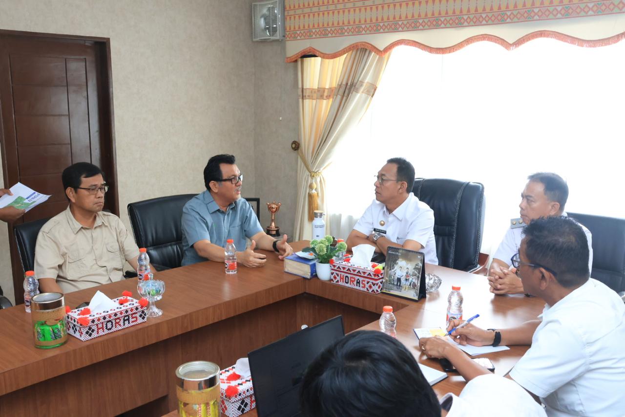 Bupati Tapsel, Gus Irawan Pasaribu, bersama jajaran PTPN IV menjalin kerja sama untuk merelokasi warga korban banjir dan tanah longsor yang melanda hampir seluruh wilayah kabupaten tersebut