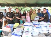 Kajari Padangsidimpuan, Dr. Lambok M.J Sidabutar, didampingi PJU dan Personil menyerahkan bantuan kemanusiaan bagi warga yang mengalami dampak langsung dari bencana alam banjir