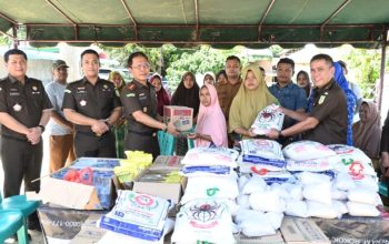 Kajari Padangsidimpuan, Dr. Lambok M.J Sidabutar, didampingi PJU dan Personil menyerahkan bantuan kemanusiaan bagi warga yang mengalami dampak langsung dari bencana alam banjir