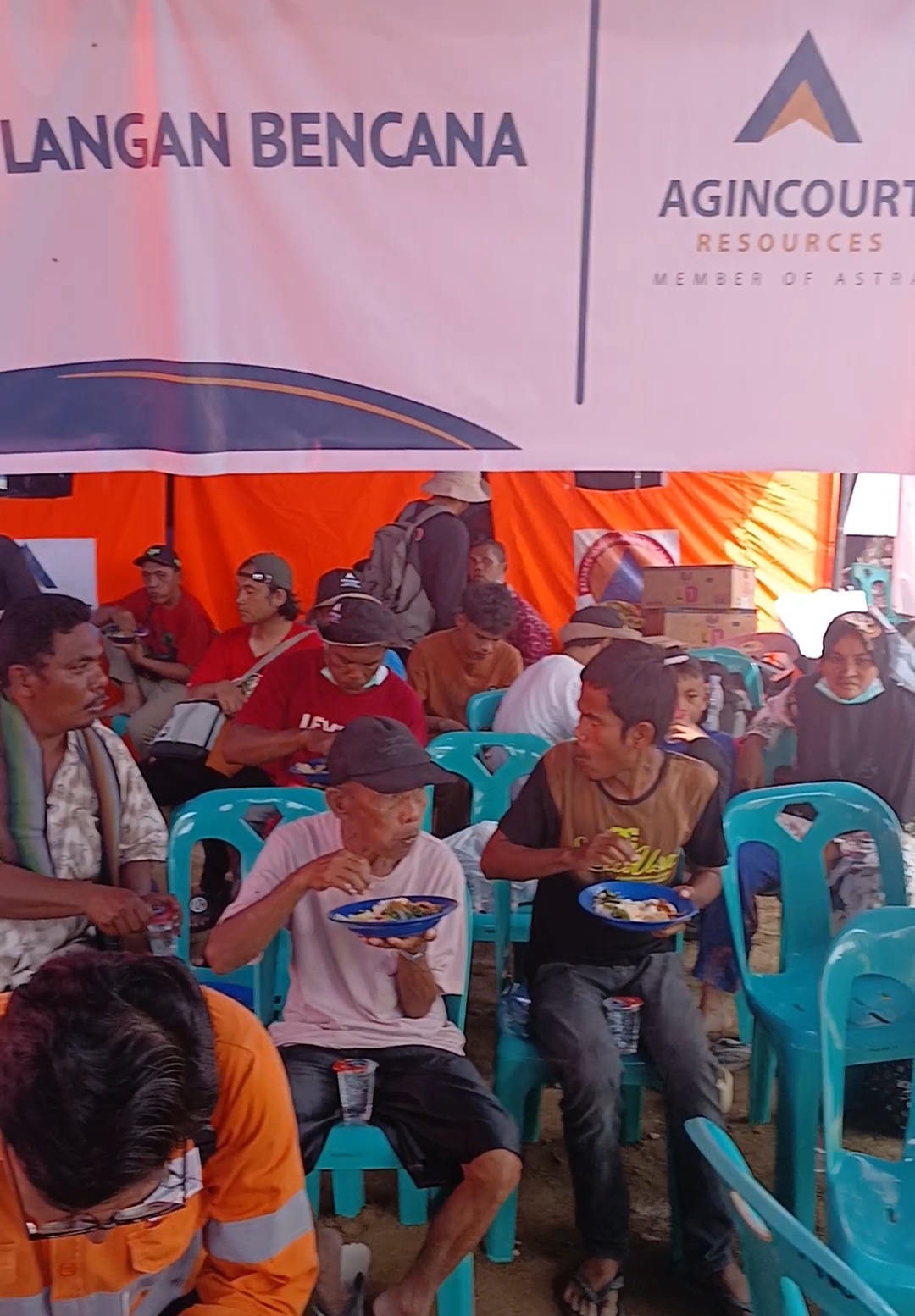 Terlihat warga yang terdampak bencana, makan bersama dengan lahap dari makanan yang disajikan para relawan juru masak di Posko Pengungsian yang didirikan PTAR
