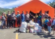 Mewakili Kapolres Tapsel AKBP Yon Edi Winara, para Kasat di antaranya AKP Hardiyanto, AKP IR Sitompul, dan AKP Oloan Lubis, menyerahkan bantuan kemanusiaan ke masyarakat terdampak bencana alam di Kelurahan Rianiate