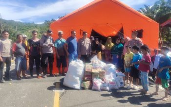 Mewakili Kapolres Tapsel AKBP Yon Edi Winara, para Kasat di antaranya AKP Hardiyanto, AKP IR Sitompul, dan AKP Oloan Lubis, menyerahkan bantuan kemanusiaan ke masyarakat terdampak bencana alam di Kelurahan Rianiate