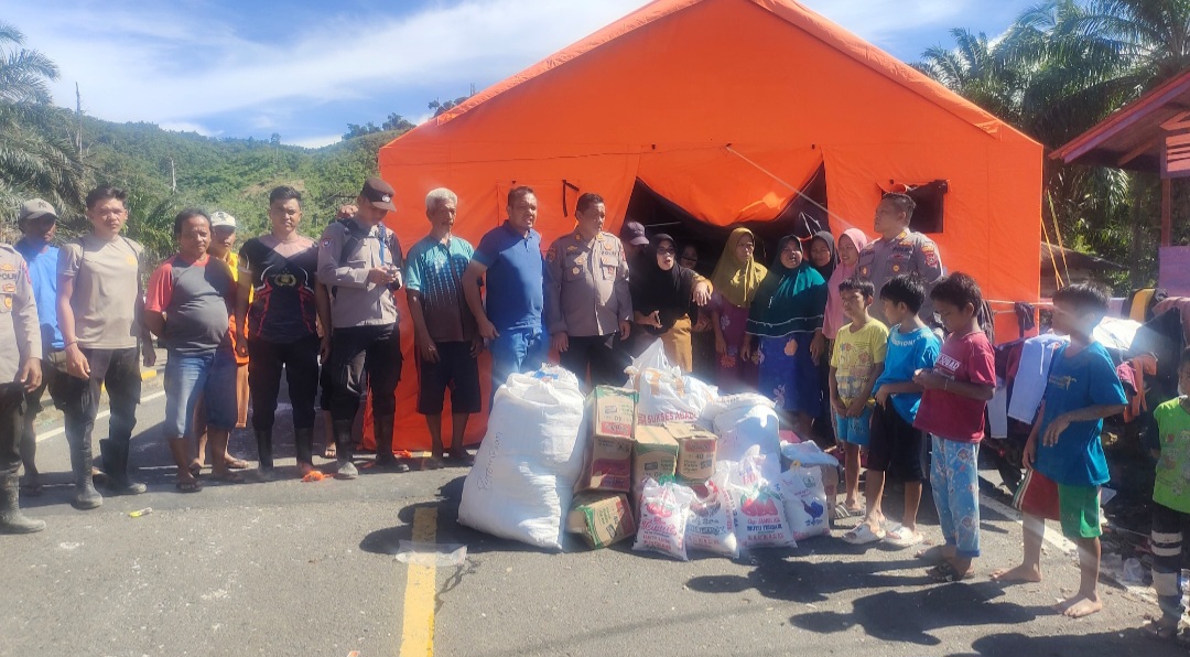 Mewakili Kapolres Tapsel AKBP Yon Edi Winara, para Kasat di antaranya AKP Hardiyanto, AKP IR Sitompul, dan AKP Oloan Lubis, menyerahkan bantuan kemanusiaan ke masyarakat terdampak bencana alam di Kelurahan Rianiate