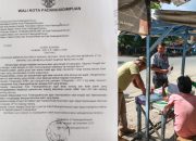 Personel PRC Satpol PP Kota Padangsidimpuan saat melakukan penyebaran surat himbauan dari Wali Kota tentang larangan menaikkan harga barang secara tidak wajar dan menahan stok barang dalam menghadapi dampak bencana alam di salah satu tempat keramaian masyarakat