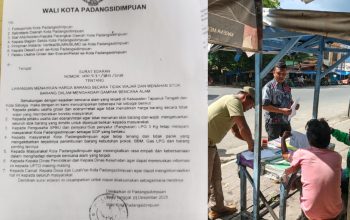 Personel PRC Satpol PP Kota Padangsidimpuan saat melakukan penyebaran surat himbauan dari Wali Kota tentang larangan menaikkan harga barang secara tidak wajar dan menahan stok barang dalam menghadapi dampak bencana alam di salah satu tempat keramaian masyarakat