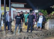 Personel PRC dan Patroli Satpol PP Kota Padangsidimpuan terlihat mendampingi Wakil Wali Kota sekaligus Ketua PMI, Harry Pahlevi, saat peninjauan daerah terdampak banjir di Jalan Lintas Sumatra di Desa Goti dan Desa Manegen, Kecamatan Padangsidimpuan Tenggara