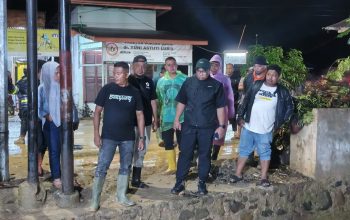 Personel PRC dan Patroli Satpol PP Kota Padangsidimpuan terlihat mendampingi Wakil Wali Kota sekaligus Ketua PMI, Harry Pahlevi, saat peninjauan daerah terdampak banjir di Jalan Lintas Sumatra di Desa Goti dan Desa Manegen, Kecamatan Padangsidimpuan Tenggara