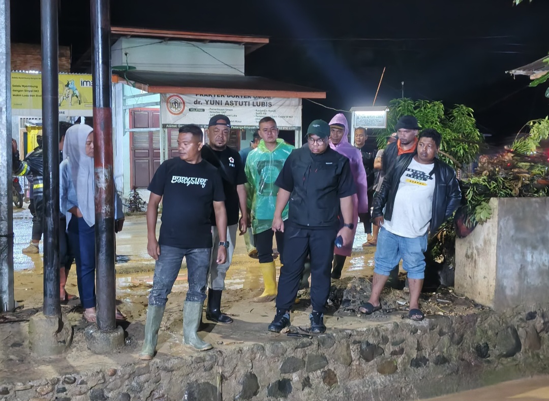 Personel PRC dan Patroli Satpol PP Kota Padangsidimpuan terlihat mendampingi Wakil Wali Kota sekaligus Ketua PMI, Harry Pahlevi, saat peninjauan daerah terdampak banjir di Jalan Lintas Sumatra di Desa Goti dan Desa Manegen, Kecamatan Padangsidimpuan Tenggara