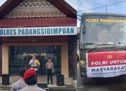 Kapolres Padangsidimpuan, AKBP Wira Prayatna, memimpin Apel pemberangkatan penyaluran bantuan logistik, pelayanan kesehatan, dan pengerahan personel maupun Tim Relawan untuk melakukan gotong-royong di lokasi bencana banjir bandang dan tanah longsor di Kecamatan Batang Toru, Kabupaten Tapsel