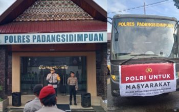 Kapolres Padangsidimpuan, AKBP Wira Prayatna, memimpin Apel pemberangkatan penyaluran bantuan logistik, pelayanan kesehatan, dan pengerahan personel maupun Tim Relawan untuk melakukan gotong-royong di lokasi bencana banjir bandang dan tanah longsor di Kecamatan Batang Toru, Kabupaten Tapsel