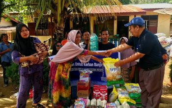 YTI saat menyalurkan bantuan kemanusiaan terhadap korban banjir dan longsor di lima desa di Kecamatan Batang Toru