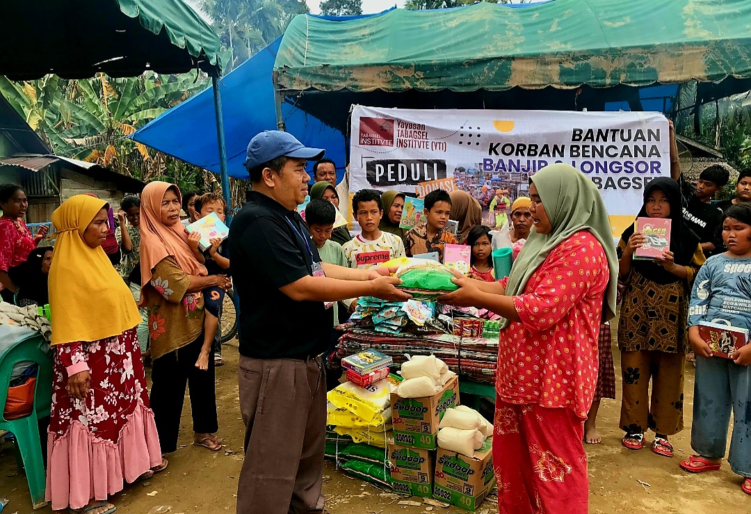 YTI saat menyalurkan bantuan kemanusiaan terhadap korban banjir dan longsor di lima desa di Kecamatan Batang Toru