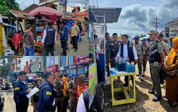 Kasat Reskrim Polres Padangsidimpuan, AKP H Naibaho, SH, MH, didampingi Ps Kanit II Ekonomi, Aipda Rajo Agus Putra Juli, beserta personel dari Disperindag, Dinas Perizinan Terpadu, serta Satpol PP, saat memimpin monitoring dan pengecekan terhadap para penjual BBM eceran di wilayah hukumnya