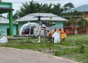 Helikopter Agincourt Resources menurunkan bantuan pangan dan obat-obatan di lokasi terdampak bencana