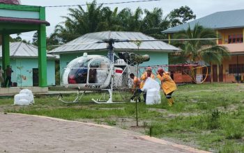 Helikopter Agincourt Resources menurunkan bantuan pangan dan obat-obatan di lokasi terdampak bencana