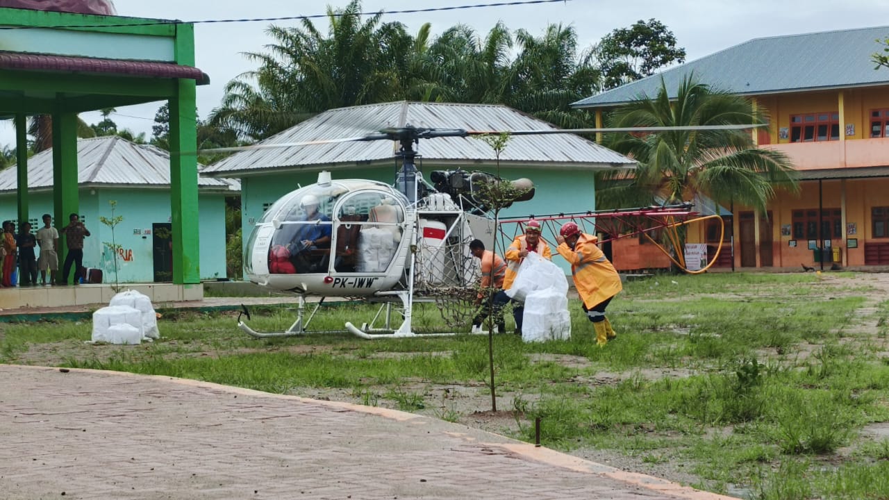 Helikopter Agincourt Resources menurunkan bantuan pangan dan obat-obatan di lokasi terdampak bencana
